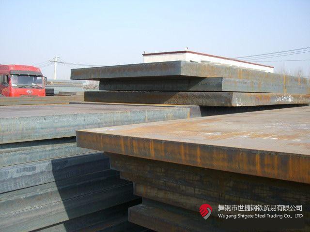 “這是我們研發(fā)的又一個(gè)國(guó)內(nèi)首發(fā)產(chǎn)品——174mm的高端特厚鉻鉬鋼板，一共11塊，將替代進(jìn)口，獨(dú)家應(yīng)用于江蘇某重點(diǎn)技改項(xiàng)目核心裝置——氨合成反應(yīng)器的制造！”9月5日，在河鋼集團(tuán)舞鋼公司產(chǎn)線(xiàn)上，看著一批鋼板即將裝車(chē)發(fā)往客戶(hù)，科技部研發(fā)人員李某某一臉自豪。  該產(chǎn)品的各項(xiàng)要求在此類(lèi)鋼板中堪稱(chēng)“史上最嚴(yán)”。由于該項(xiàng)目中的氨合成反應(yīng)器需要在高溫、高壓及氫腐蝕等極端條件下使用，對(duì)所需鋼鐵材料有著極為嚴(yán)苛的要求，對(duì)該類(lèi)鋼板的生產(chǎn)研發(fā)來(lái)說(shuō)堪稱(chēng)“史上最嚴(yán)”。舞鋼公司在客戶(hù)項(xiàng)目設(shè)計(jì)的前期，就積極充分發(fā)揮技術(shù)優(yōu)勢(shì)，結(jié)合針對(duì)該項(xiàng)目所量身打造的科研攻關(guān)團(tuán)隊(duì)，與用戶(hù)深入對(duì)接，為其設(shè)計(jì)滿(mǎn)足該項(xiàng)目個(gè)性化需求的高端特厚鋼板。在研發(fā)過(guò)程中，針對(duì)鋼板的模擬焊后熱處理工藝溫度及檢驗(yàn)技術(shù)難度在該厚度范圍為行業(yè)最嚴(yán)、居國(guó)際領(lǐng)先水平的客觀實(shí)際，舞鋼公司加大技術(shù)創(chuàng)新力度，創(chuàng)新設(shè)計(jì)軋制、熱處理工藝，一舉攻克了高溫長(zhǎng)時(shí)模擬焊后特厚鋼板全厚度界面低溫沖擊功參數(shù)較差的行業(yè)共性技術(shù)難題，并全流程嚴(yán)格把控工藝技術(shù)質(zhì)量管理，最終打造出探傷合格率和性能合格率均為100%且極具舞鋼特色的高端特厚鉻鉬鋼板，產(chǎn)品各項(xiàng)技術(shù)指標(biāo)處于國(guó)際領(lǐng)先水平，贏得了客戶(hù)稱(chēng)贊。