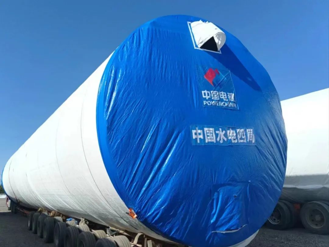 河鋼集團(tuán)舞鋼生產(chǎn)的一批高端風(fēng)電項(xiàng)目用鋼板如期發(fā)往客戶(hù)，將用于新彊吐魯番市重點(diǎn)能源項(xiàng)目——廣東能源托克遜縣100萬(wàn)千瓦風(fēng)電項(xiàng)目的風(fēng)電塔筒制造。目前，舞鋼已累計(jì)向該項(xiàng)目供應(yīng)高端風(fēng)電項(xiàng)目用鋼板近2萬(wàn)噸。 在供貨過(guò)程中，舞鋼強(qiáng)化項(xiàng)目跟蹤和技術(shù)營(yíng)銷(xiāo)，針對(duì)該項(xiàng)目設(shè)計(jì)和建設(shè)所需，為用戶(hù)設(shè)計(jì)從生產(chǎn)到供貨以及后期服務(wù)的一攬子解決方案。在生產(chǎn)過(guò)程中，舞鋼根據(jù)客戶(hù)所需，不斷推動(dòng)工藝和流程優(yōu)化，先后攻克冶煉和軋制環(huán)節(jié)的多個(gè)難題，滿(mǎn)足了客戶(hù)對(duì)鋼板表面質(zhì)量的特殊需求，并保證了按期高質(zhì)量交付。 廣東能源托克遜縣100萬(wàn)千瓦風(fēng)電項(xiàng)目（一期50萬(wàn)千瓦）位于新疆維吾爾自治區(qū)吐魯番市托克遜縣，屬于小草湖風(fēng)區(qū)。風(fēng)電場(chǎng)距離托克遜縣僅14公里，距烏魯木齊市約130公里。海拔集中在45至125米，場(chǎng)地開(kāi)闊，地形較平坦，地勢(shì)東南部低、西北部高。本工程擬安裝50臺(tái)風(fēng)力發(fā)電機(jī)組，機(jī)組塔高126.1米，總工程量約26000噸，是新疆首個(gè)直徑超過(guò)6米的單機(jī)容量達(dá)10兆瓦的非分片式風(fēng)電塔筒。  此項(xiàng)目為新建工程，地處新疆傳統(tǒng)九大風(fēng)區(qū)之一的吐魯番西部風(fēng)區(qū)核心位置，擁有得天獨(dú)厚的自然資源，與吐魯番市、烏魯木齊兩大用電負(fù)荷中心接壤，具備天然的負(fù)荷消納優(yōu)勢(shì)。項(xiàng)目投產(chǎn)后，年上網(wǎng)電量約23億千瓦時(shí)，可節(jié)約標(biāo)準(zhǔn)煤約70萬(wàn)噸，每年可減少二氧化碳排放233萬(wàn)噸，將具有良好的經(jīng)濟(jì)效益和生態(tài)效益。  百萬(wàn)千瓦級(jí)風(fēng)電項(xiàng)目的開(kāi)工建設(shè)，標(biāo)志著吐魯番市在打造千萬(wàn)千瓦級(jí)大型清潔能源基地的征程上又邁出了跨越式的一步，將有力推動(dòng)吐魯番綠色新能源產(chǎn)業(yè)進(jìn)入發(fā)展新時(shí)期，為建設(shè)全疆經(jīng)濟(jì)高質(zhì)量發(fā)展示范區(qū)提供新的、強(qiáng)有力的支撐。