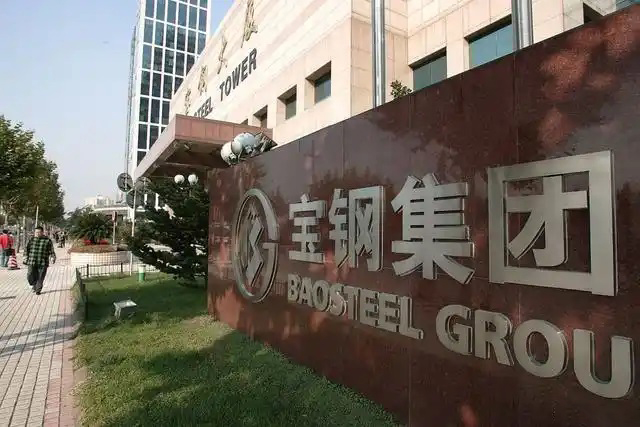 鋼鐵行業(yè)是全球工業(yè)體系中的重要支柱之一,其產(chǎn)品廣泛應(yīng)用于基礎(chǔ)設(shè)施建設(shè)、機(jī)械制造、汽車工業(yè)等領(lǐng)域。隨著全球工業(yè)化進(jìn)程的不斷深入,鋼鐵行業(yè)呈現(xiàn)出國際化競(jìng)爭(zhēng)格局。在眾多鋼鐵制造企業(yè)中,有6家公司以其出色的經(jīng)營業(yè)績(jī)和強(qiáng)大的市場(chǎng)地位脫穎而出,成為了世界鋼鐵制造業(yè)的領(lǐng)軍企業(yè)。  第一，是總部位于中國的寶鋼集團(tuán)。寶鋼集團(tuán)創(chuàng)立于1992年,作為中國最大的鋼鐵生產(chǎn)企業(yè),其年產(chǎn)鋼鐵超過1億噸,在全球鋼鐵企業(yè)中居首位。寶鋼集團(tuán)擁有先進(jìn)的煉鋼技術(shù)和完善的產(chǎn)業(yè)鏈,產(chǎn)品涵蓋了碳鋼、合金鋼、不銹鋼等多個(gè)品類,廣泛應(yīng)用于汽車、家電、建筑等領(lǐng)域。在國內(nèi)市場(chǎng)上,寶鋼集團(tuán)占據(jù)主導(dǎo)地位,同時(shí)也積極拓展海外市場(chǎng),在全球范圍內(nèi)享有較高的品牌知名度。   第二，是同樣總部設(shè)在中國的武鋼集團(tuán)。武鋼集團(tuán)成立于1958年,是中國最早的鋼鐵生產(chǎn)企業(yè)之一,擁有悠久的歷史和豐富的生產(chǎn)經(jīng)驗(yàn)。該集團(tuán)主營碳鋼和合金鋼的生產(chǎn),年產(chǎn)量超過5000萬噸,位居全球第二。武鋼集團(tuán)不僅在國內(nèi)市場(chǎng)占有重要地位,同時(shí)也積極開拓海外市場(chǎng),產(chǎn)品遠(yuǎn)銷歐洲、東南亞等地區(qū)。近年來,武鋼集團(tuán)通過并購重組等方式不斷擴(kuò)大產(chǎn)能,提升了其在全球鋼鐵行業(yè)的影響力。   第三，是總部位于印度的塔塔鋼鐵公司。塔塔鋼鐵公司成立于1907年,是全球歷史最悠久的鋼鐵制造企業(yè)之一。該公司年產(chǎn)鋼鐵超過1800萬噸,產(chǎn)品涵蓋了碳鋼、合金鋼、不銹鋼等種類,廣泛應(yīng)用于汽車、基礎(chǔ)設(shè)施、機(jī)械制造等領(lǐng)域。憑借雄厚的技術(shù)實(shí)力和優(yōu)秀的管理團(tuán)隊(duì),塔塔鋼鐵公司在全球鋼鐵市場(chǎng)上占據(jù)了重要地位,在發(fā)展中國家市場(chǎng)尤其具有優(yōu)勢(shì)。   第四，是總部位于日本的新日鐵住金株式會(huì)社。新日鐵住金株式會(huì)社是日本最大的鋼鐵制造企業(yè),年產(chǎn)鋼鐵約4500萬噸,位居全球第四。該公司擁有業(yè)內(nèi)領(lǐng)先的技術(shù)水平,在煉鋼、軋鋼等工藝上均有很強(qiáng)的競(jìng)爭(zhēng)力。同時(shí),新日鐵住金還積極推動(dòng)產(chǎn)品創(chuàng)新,開發(fā)出多種高性能鋼材,廣泛應(yīng)用于汽車制造、電子電器等行業(yè)。憑借雄厚的技術(shù)實(shí)力和優(yōu)質(zhì)的產(chǎn)品,新日鐵住金在日本國內(nèi)以及東亞地區(qū)市場(chǎng)占據(jù)主導(dǎo)地位。   第五,是總部位于韓國的POSCO。POSCO創(chuàng)立于1968年,是韓國最大的鋼鐵制造企業(yè),年產(chǎn)鋼鐵約4000萬噸。POSCO在煉鋼技術(shù)、產(chǎn)品研發(fā)等方面均處于業(yè)內(nèi)領(lǐng)先水平,旗下?lián)碛卸嗉液Ｍ庾庸?業(yè)務(wù)覆蓋全球主要市場(chǎng)。近年來,POSCO不斷優(yōu)化產(chǎn)品結(jié)構(gòu),提升高附加值鋼材的占比,在汽車制造、電子等領(lǐng)域具有較強(qiáng)的市場(chǎng)競(jìng)爭(zhēng)力。憑借優(yōu)秀的經(jīng)營業(yè)績(jī)和穩(wěn)健的財(cái)務(wù)狀況,POSCO在全球鋼鐵行業(yè)中占據(jù)重要地位。   第六,是總部位于美國的美國鋼鐵公司。美國鋼鐵公司創(chuàng)立于1901年,是美國最大的鋼鐵制造企業(yè),年產(chǎn)鋼鐵約1600萬噸。該公司在碳鋼、不銹鋼等品類的生產(chǎn)上均具有較強(qiáng)的技術(shù)實(shí)力,產(chǎn)品廣泛應(yīng)用于汽車制造、基礎(chǔ)設(shè)施建設(shè)等領(lǐng)域。近年來,美國鋼鐵公司通過資產(chǎn)重組和技術(shù)創(chuàng)新等措施,不斷提升自身競(jìng)爭(zhēng)力,在北美市場(chǎng)保持領(lǐng)先地位。   舉報(bào)/反饋