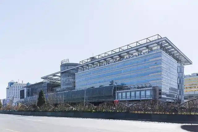 鋼鐵行業(yè)是全球工業(yè)體系中的重要支柱之一,其產(chǎn)品廣泛應(yīng)用于基礎(chǔ)設(shè)施建設(shè)、機(jī)械制造、汽車工業(yè)等領(lǐng)域。隨著全球工業(yè)化進(jìn)程的不斷深入,鋼鐵行業(yè)呈現(xiàn)出國際化競(jìng)爭(zhēng)格局。在眾多鋼鐵制造企業(yè)中,有6家公司以其出色的經(jīng)營業(yè)績(jī)和強(qiáng)大的市場(chǎng)地位脫穎而出,成為了世界鋼鐵制造業(yè)的領(lǐng)軍企業(yè)。  第一，是總部位于中國的寶鋼集團(tuán)。寶鋼集團(tuán)創(chuàng)立于1992年,作為中國最大的鋼鐵生產(chǎn)企業(yè),其年產(chǎn)鋼鐵超過1億噸,在全球鋼鐵企業(yè)中居首位。寶鋼集團(tuán)擁有先進(jìn)的煉鋼技術(shù)和完善的產(chǎn)業(yè)鏈,產(chǎn)品涵蓋了碳鋼、合金鋼、不銹鋼等多個(gè)品類,廣泛應(yīng)用于汽車、家電、建筑等領(lǐng)域。在國內(nèi)市場(chǎng)上,寶鋼集團(tuán)占據(jù)主導(dǎo)地位,同時(shí)也積極拓展海外市場(chǎng),在全球范圍內(nèi)享有較高的品牌知名度。   第二，是同樣總部設(shè)在中國的武鋼集團(tuán)。武鋼集團(tuán)成立于1958年,是中國最早的鋼鐵生產(chǎn)企業(yè)之一,擁有悠久的歷史和豐富的生產(chǎn)經(jīng)驗(yàn)。該集團(tuán)主營碳鋼和合金鋼的生產(chǎn),年產(chǎn)量超過5000萬噸,位居全球第二。武鋼集團(tuán)不僅在國內(nèi)市場(chǎng)占有重要地位,同時(shí)也積極開拓海外市場(chǎng),產(chǎn)品遠(yuǎn)銷歐洲、東南亞等地區(qū)。近年來,武鋼集團(tuán)通過并購重組等方式不斷擴(kuò)大產(chǎn)能,提升了其在全球鋼鐵行業(yè)的影響力。   第三，是總部位于印度的塔塔鋼鐵公司。塔塔鋼鐵公司成立于1907年,是全球歷史最悠久的鋼鐵制造企業(yè)之一。該公司年產(chǎn)鋼鐵超過1800萬噸,產(chǎn)品涵蓋了碳鋼、合金鋼、不銹鋼等種類,廣泛應(yīng)用于汽車、基礎(chǔ)設(shè)施、機(jī)械制造等領(lǐng)域。憑借雄厚的技術(shù)實(shí)力和優(yōu)秀的管理團(tuán)隊(duì),塔塔鋼鐵公司在全球鋼鐵市場(chǎng)上占據(jù)了重要地位,在發(fā)展中國家市場(chǎng)尤其具有優(yōu)勢(shì)。   第四，是總部位于日本的新日鐵住金株式會(huì)社。新日鐵住金株式會(huì)社是日本最大的鋼鐵制造企業(yè),年產(chǎn)鋼鐵約4500萬噸,位居全球第四。該公司擁有業(yè)內(nèi)領(lǐng)先的技術(shù)水平,在煉鋼、軋鋼等工藝上均有很強(qiáng)的競(jìng)爭(zhēng)力。同時(shí),新日鐵住金還積極推動(dòng)產(chǎn)品創(chuàng)新,開發(fā)出多種高性能鋼材,廣泛應(yīng)用于汽車制造、電子電器等行業(yè)。憑借雄厚的技術(shù)實(shí)力和優(yōu)質(zhì)的產(chǎn)品,新日鐵住金在日本國內(nèi)以及東亞地區(qū)市場(chǎng)占據(jù)主導(dǎo)地位。   第五,是總部位于韓國的POSCO。POSCO創(chuàng)立于1968年,是韓國最大的鋼鐵制造企業(yè),年產(chǎn)鋼鐵約4000萬噸。POSCO在煉鋼技術(shù)、產(chǎn)品研發(fā)等方面均處于業(yè)內(nèi)領(lǐng)先水平,旗下?lián)碛卸嗉液Ｍ庾庸?業(yè)務(wù)覆蓋全球主要市場(chǎng)。近年來,POSCO不斷優(yōu)化產(chǎn)品結(jié)構(gòu),提升高附加值鋼材的占比,在汽車制造、電子等領(lǐng)域具有較強(qiáng)的市場(chǎng)競(jìng)爭(zhēng)力。憑借優(yōu)秀的經(jīng)營業(yè)績(jī)和穩(wěn)健的財(cái)務(wù)狀況,POSCO在全球鋼鐵行業(yè)中占據(jù)重要地位。   第六,是總部位于美國的美國鋼鐵公司。美國鋼鐵公司創(chuàng)立于1901年,是美國最大的鋼鐵制造企業(yè),年產(chǎn)鋼鐵約1600萬噸。該公司在碳鋼、不銹鋼等品類的生產(chǎn)上均具有較強(qiáng)的技術(shù)實(shí)力,產(chǎn)品廣泛應(yīng)用于汽車制造、基礎(chǔ)設(shè)施建設(shè)等領(lǐng)域。近年來,美國鋼鐵公司通過資產(chǎn)重組和技術(shù)創(chuàng)新等措施,不斷提升自身競(jìng)爭(zhēng)力,在北美市場(chǎng)保持領(lǐng)先地位。   舉報(bào)/反饋