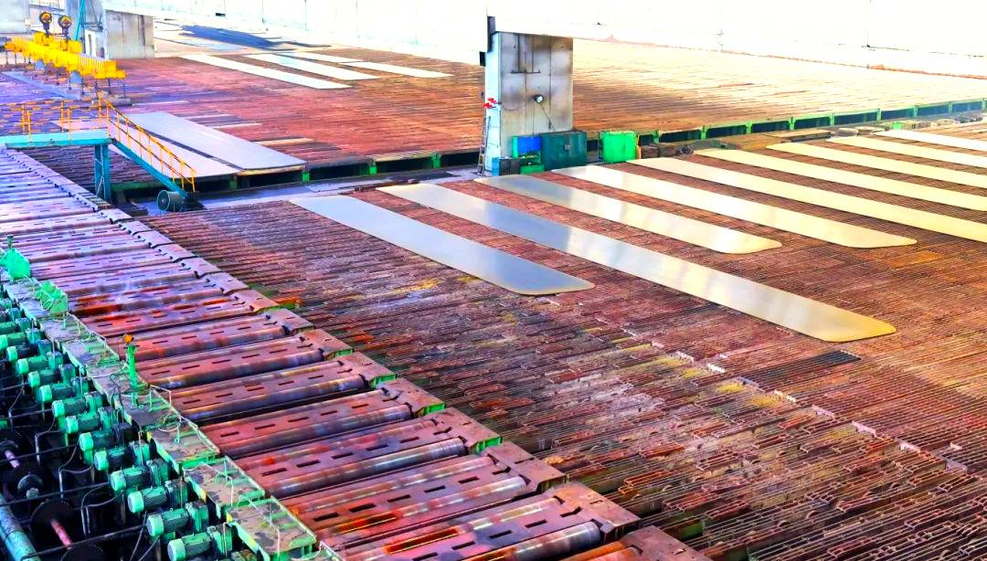 260余種寬厚板產(chǎn)品成功替代進(jìn)口或按國外標(biāo)準(zhǔn)生產(chǎn)，多個品種填補(bǔ)國內(nèi)空白并獨(dú)家供貨，更有40余種遠(yuǎn)銷海外。舞鋼公司不僅主導(dǎo)制定了臨氫設(shè)備用鉻鉬合金鋼板等十余項(xiàng)國家標(biāo)準(zhǔn)，還榮獲國家科學(xué)技術(shù)進(jìn)步獎一等獎2項(xiàng)、二等獎1項(xiàng)，省部級科技進(jìn)步獎更是數(shù)不勝數(shù)。自創(chuàng)立以來，河鋼集團(tuán)舞鋼公司便深耕寬厚板研發(fā)制造，打造出響亮的民族品牌，穩(wěn)坐世界寬厚板領(lǐng)域的頭把交椅。 260余種寬厚板產(chǎn)品成功替代進(jìn)口或按國外標(biāo)準(zhǔn)生產(chǎn)，多個品種填補(bǔ)國內(nèi)空白并獨(dú)家供貨，更有40余種遠(yuǎn)銷海外。舞鋼公司不僅主導(dǎo)制定了臨氫設(shè)備用鉻鉬合金鋼板等十余項(xiàng)國家標(biāo)準(zhǔn)，還榮獲國家科學(xué)技術(shù)進(jìn)步獎一等獎2項(xiàng)、二等獎1項(xiàng)，省部級科技進(jìn)步獎更是數(shù)不勝數(shù)。自創(chuàng)立以來，河鋼集團(tuán)舞鋼公司便深耕寬厚板研發(fā)制造，打造出響亮的民族品牌，穩(wěn)坐世界寬厚板領(lǐng)域的頭把交椅。 fdb85620c4ebcb4769ad69d0a0a3e58f.png圖為舞鋼生產(chǎn)現(xiàn)場一角。  品牌價(jià)值涵蓋了企業(yè)的多方面競爭力，包括產(chǎn)品實(shí)力、文化底蘊(yùn)、資源調(diào)配能力、技術(shù)標(biāo)準(zhǔn)以及質(zhì)量管理等。河鋼集團(tuán)舞鋼公司深知這一點(diǎn)，其黨委書記、董事長于勇強(qiáng)調(diào)，要緊密貼近市場脈搏，不斷強(qiáng)化科技創(chuàng)新，以更好地維護(hù)和提升舞鋼的品牌價(jià)值，推動企業(yè)更上一層樓。  近日，《中國冶金報(bào)》的記者們走進(jìn)舞鋼，深入探訪了該企業(yè)品牌塑造的背后故事。舞鋼以科技為核心，提供高端定制服務(wù)，不僅緊跟行業(yè)動態(tài)和客戶需求，還專注于客戶應(yīng)用材料的替代研發(fā)，通過創(chuàng)新贏得先機(jī)。舞鋼人以攻堅(jiān)克難的精神，突破關(guān)鍵技術(shù)難題，將關(guān)鍵核心技術(shù)牢牢掌握在自己手中，成功實(shí)現(xiàn)了從生產(chǎn)型企業(yè)到“制造+服務(wù)型企業(yè)”的轉(zhuǎn)型。  舞鋼黨委書記、董事長吝章國明確指出，舞鋼應(yīng)定位高端市場，致力于開發(fā)獨(dú)特且優(yōu)質(zhì)的高端產(chǎn)品，同時(shí)緊貼市場和客戶需求，提供量身定制的服務(wù)。這一策略不僅塑造了產(chǎn)品品牌，更提升了品牌價(jià)值。舞鋼國內(nèi)首發(fā)的SA737系列容器鋼板，以其大厚度、高技術(shù)難度，充分展現(xiàn)了企業(yè)在科技創(chuàng)新和高端定制方面的實(shí)力。 2024年10月，舞鋼在深入調(diào)研某重點(diǎn)客戶后，立志于替代進(jìn)口，著手研發(fā)大厚度、高技術(shù)難度的碳錳釩SA737系列容器鋼板。為此，公司組建了由技術(shù)、營銷人員等組成的高端高效益產(chǎn)品攻關(guān)團(tuán)隊(duì)，根據(jù)客戶需求定制了專屬供貨方案，贏得了客戶的信賴。  在生產(chǎn)過程中，舞鋼面臨鋼板厚度大、技術(shù)要求嚴(yán)苛等多重挑戰(zhàn)。但憑借強(qiáng)大的技術(shù)實(shí)力和創(chuàng)新能力，舞鋼團(tuán)隊(duì)不僅成功實(shí)施了覆蓋關(guān)鍵工序的梯度試驗(yàn)，還根據(jù)試驗(yàn)數(shù)據(jù)進(jìn)行了長達(dá)10余天的深入分析驗(yàn)證，最終確定了與生產(chǎn)現(xiàn)場高度契合的最佳工藝方案。這一方案確保了SA737系列容器鋼板在拉伸性能、沖擊性能以及模擬焊后性能等方面均達(dá)到國內(nèi)領(lǐng)先水平，有力地提升了舞鋼的品牌價(jià)值。  圖為舞鋼第二鋼軋廠的生產(chǎn)現(xiàn)場。 2024年12月20日，舞鋼科技部收到了來自某高端客戶的積極反饋：“舞鋼生產(chǎn)的碳錳釩SA737系列容器鋼板焊接性能非常穩(wěn)定，簡直太好用了！連我們的工人都為你們點(diǎn)贊！”這標(biāo)志著舞鋼首次成功批量生產(chǎn)出大厚度、高技術(shù)難度的碳錳釩SA737系列容器鋼板，實(shí)現(xiàn)了國內(nèi)首發(fā)，為舞鋼打造新的差異化優(yōu)勢、引領(lǐng)寬厚板行業(yè)的高質(zhì)量發(fā)展注入了強(qiáng)大動力。同時(shí)，用戶對高端材料經(jīng)濟(jì)性的追求也成為舞鋼研發(fā)工作的重要考量因素。截至2024年底，舞鋼高錳鋼已在國內(nèi)首臺套高錳鋼船“GasChem Phoenix”上實(shí)現(xiàn)了安全運(yùn)行2萬海里的壯舉。這不僅標(biāo)志著舞鋼高錳鋼在國內(nèi)率先實(shí)現(xiàn)了實(shí)船應(yīng)用，更意味著新一代低成本、高性能的超低溫國產(chǎn)高錳鋼從基礎(chǔ)研究走向了工程應(yīng)用，為高錳鋼的推廣和應(yīng)用樹立了新的里程碑。  圖為舞鋼第二鋼軋廠。LNG（液化天然氣）新型低溫高錳鋼憑借其出色的低溫韌性、高延展性以及高強(qiáng)度，相較于傳統(tǒng)LNG船罐材料所采用的Ni系低溫鋼，展現(xiàn)出了顯著的經(jīng)濟(jì)效益。高錳鋼的應(yīng)用對LNG船舶制造企業(yè)而言，不僅有助于降低生產(chǎn)成本，更能提升其市場競爭力。為了實(shí)現(xiàn)科研成果與客戶需求的高效轉(zhuǎn)化，舞鋼積極展開了全方位、多輪次的科技創(chuàng)新活動。 2024年12月18日，舞鋼的生產(chǎn)線上，一批高端壓力容器鋼板在經(jīng)過數(shù)小時(shí)精心熱處理后，順利完成了切割與取樣，隨后進(jìn)入性能檢驗(yàn)的關(guān)鍵環(huán)節(jié)。科技部的科研人員全程緊密監(jiān)控，確保每一個環(huán)節(jié)都達(dá)到高標(biāo)準(zhǔn)。這批鋼板是為客戶量身定制的，面臨極高的技術(shù)挑戰(zhàn)，因?yàn)樗鼈儗儆诔T坯壓縮比的極限規(guī)格。客戶要求在模擬長時(shí)間焊接后，對鋼板厚度一半處進(jìn)行零下30攝氏度的沖擊韌性測試。同時(shí)，由于鋼板壓縮比小、厚度大，采用常規(guī)工藝難以確保各項(xiàng)性能指標(biāo)。  面對這些挑戰(zhàn)，舞鋼的高端高效益產(chǎn)品攻關(guān)團(tuán)隊(duì)從坯料生產(chǎn)、軋制到熱處理各環(huán)節(jié)入手，經(jīng)過不懈努力，終于找到了與性能指標(biāo)相匹配的最佳工藝參數(shù)，從而優(yōu)化了整體生產(chǎn)工藝。最終，該鋼板的各項(xiàng)性能參數(shù)不僅遠(yuǎn)超客戶預(yù)期，更達(dá)到了世界領(lǐng)先水平。  舞鋼第二鋼軋廠，一個致力于高端壓力容器鋼板研發(fā)與生產(chǎn)的重要基地。在這里，科技與創(chuàng)新是永恒的主題。吝章國，作為舞鋼的科技領(lǐng)軍人物，深知科技成果轉(zhuǎn)化的重要性。他強(qiáng)調(diào)，只有將研發(fā)出的產(chǎn)品真正轉(zhuǎn)化為實(shí)際生產(chǎn)力，才能實(shí)現(xiàn)其真正的價(jià)值。因此，舞鋼始終將科技成果轉(zhuǎn)化作為工作的重中之重，不斷推動技術(shù)創(chuàng)新與產(chǎn)業(yè)升級的深度融合。 2024年，舞鋼繼續(xù)堅(jiān)定地走特鋼路線，并成功研發(fā)了18個新產(chǎn)品。此外，舞鋼還積極與20余家高端客戶進(jìn)行互訪，并成功開發(fā)了104個直供用戶，首單訂貨量累計(jì)高達(dá)9.5萬余噸。這些成績的取得，得益于舞鋼在市場把控方面的機(jī)制創(chuàng)新。在制造業(yè)轉(zhuǎn)型升級的大背景下，中厚板領(lǐng)域已成為鋼鐵行業(yè)增長最快的領(lǐng)域和效益源泉，這也導(dǎo)致國內(nèi)中厚板市場的供需狀況發(fā)生了深刻變化。面對這一新形勢，舞鋼積極應(yīng)對，通過機(jī)制創(chuàng)新來提升市場把控力，以實(shí)現(xiàn)更好的生存和發(fā)展。  舞鋼通過創(chuàng)新機(jī)制體制，進(jìn)一步強(qiáng)化了銷售端資源傾斜，推動企業(yè)從單一生產(chǎn)向“制造+服務(wù)”模式轉(zhuǎn)型。他們深化市場、客戶和服務(wù)意識，不斷提高執(zhí)行、適應(yīng)和變革能力，專注于市場和客戶需求。經(jīng)過一系列舉措，舞鋼對市場的把控能力得到了顯著提升。  在2024年9月6日的舞鋼高端水電鋼攻關(guān)團(tuán)隊(duì)周例會上，該團(tuán)隊(duì)負(fù)責(zé)人張曉克強(qiáng)調(diào)，擁有鋼需求的頭部客戶是市場開發(fā)的關(guān)鍵。他要求團(tuán)隊(duì)成員主動走訪、對接和服務(wù)這些客戶。該團(tuán)隊(duì)的積極攻關(guān)，使得舞鋼水電鋼合同承接量在2024年再創(chuàng)新高。  舞鋼始終以客戶需求為中心，通過多端對接和全面保障策略，不斷優(yōu)化產(chǎn)線建設(shè)。他們實(shí)施了領(lǐng)導(dǎo)班子成員的“產(chǎn)線包?！敝贫龋瑥亩鄠€維度對兩條產(chǎn)線進(jìn)行數(shù)據(jù)畫像，包括噸鋼邊際貢獻(xiàn)、低邊際合同占比等。這些措施促進(jìn)了產(chǎn)線和營銷人員更加關(guān)注產(chǎn)線關(guān)鍵指標(biāo)和創(chuàng)效能力，推動了企業(yè)管理重點(diǎn)從產(chǎn)量向產(chǎn)線的轉(zhuǎn)變。 53歲的高級技師任亞強(qiáng)，在面臨軋制生產(chǎn)難度極大、近乎顛覆其認(rèn)知的8120鋼板時(shí)，他堅(jiān)定地選擇了挑戰(zhàn)。他不僅將軋輥壓下量精細(xì)調(diào)整，更把各道次的間隙時(shí)間縮短到極致，最終成功生產(chǎn)出滿足客戶要求的產(chǎn)品。這一成功，不僅彰顯了舞鋼在技術(shù)上的實(shí)力，更體現(xiàn)了他們對于市場和客戶需求的深刻洞察。  在舞鋼的攻關(guān)團(tuán)隊(duì)中，“技術(shù)咖”們成為銷售的堅(jiān)強(qiáng)后盾。他們無條件支持銷售，對銷售人員提出的問題積極響應(yīng)，確保當(dāng)日事當(dāng)日畢。正是這種高效協(xié)作的精神，使得舞鋼在2024年成功中標(biāo)國內(nèi)多個知名建設(shè)項(xiàng)目。  在全員端，舞鋼更是全力以赴保市場，緊跟市場和客戶變化，提高反應(yīng)速度。他們突出柔性生產(chǎn)組織和靈活的訂單機(jī)制，實(shí)現(xiàn)生產(chǎn)組織與銷售的高度協(xié)同。同時(shí)，堅(jiān)持加強(qiáng)質(zhì)量、成本和交貨期管理，珍惜品牌信譽(yù)，成為舞鋼廣大干部職工的工作準(zhǔn)則。  一次江蘇客戶的746噸高端容器鋼板供貨合同，雖然交貨期只有短短20天，但舞鋼各部門、各單位加強(qiáng)協(xié)同，全方位提升保供能力。最終，在客戶要求的交貨期內(nèi)，舞鋼高質(zhì)量、高標(biāo)準(zhǔn)完成了整單合同產(chǎn)品交付，贏得了客戶的贊譽(yù)。這一成功案例，更是舞鋼對市場把控能力和執(zhí)行能力的有力證明。 針對市場和客戶對鋼板質(zhì)量的高標(biāo)準(zhǔn)要求，舞鋼的技術(shù)團(tuán)隊(duì)進(jìn)行了深入細(xì)致的技術(shù)評審和質(zhì)量預(yù)判。他們精心制定了科學(xué)合理的工藝方案，旨在從合同的技術(shù)交流、生效下發(fā)階段就開始精準(zhǔn)識別生產(chǎn)難度，并提前進(jìn)行干預(yù)，以確保產(chǎn)品設(shè)計(jì)開發(fā)的精準(zhǔn)度，從而保障產(chǎn)品質(zhì)量。具體而言，舞鋼采取了以下措施：首先是加強(qiáng)過程管控，提高一次性合格率和合同兌現(xiàn)率；其次是技術(shù)指導(dǎo)全程參與，技術(shù)人員堅(jiān)持“一次做對”的原則，對每個產(chǎn)品都進(jìn)行嚴(yán)格管理，以杜絕因標(biāo)準(zhǔn)化作業(yè)執(zhí)行不力導(dǎo)致的質(zhì)量波動；最后是不斷追求工藝改進(jìn)的完美性。  此外，舞鋼還通過健全激勵機(jī)制來激發(fā)銷售人員的積極性。他們根據(jù)KPI完成情況對銷售人員進(jìn)行評價(jià)，并根據(jù)銷售業(yè)績給予報(bào)酬，同時(shí)實(shí)施末位淘汰制度。此外，還設(shè)立了銷售網(wǎng)點(diǎn)賽馬獎勵機(jī)制、高售價(jià)高效益合同獎勵機(jī)制以及高端高效益產(chǎn)品技術(shù)攻關(guān)團(tuán)隊(duì)創(chuàng)效獎勵機(jī)制。  目前，舞鋼已針對高端細(xì)分市場、個性化小眾市場和新產(chǎn)業(yè)新業(yè)態(tài)市場需求進(jìn)行了布局。他們設(shè)立了15個營銷網(wǎng)點(diǎn)和32個高端高效產(chǎn)品攻關(guān)團(tuán)隊(duì)，形成了全線聯(lián)動的銷售反應(yīng)機(jī)制。2024年，舞鋼高端高效益產(chǎn)品的銷量同比提升了17%，高端熱處理產(chǎn)品的入庫量也同比增加7%。同時(shí)，頭部客戶的銷量占比提升了5%，高端產(chǎn)品的年銷量更是增長了18.9%。  舞鋼展廳一角，高端產(chǎn)品盡收眼底。 2025年，舞鋼將緊密圍繞河鋼集團(tuán)的戰(zhàn)略規(guī)劃，持續(xù)專注于特鋼精品的研發(fā)與銷售，進(jìn)一步強(qiáng)化“貼近市場、貼近客戶”的經(jīng)營理念，積極推進(jìn)技術(shù)營銷策略的實(shí)施，深耕下游關(guān)鍵行業(yè)市場，從而不斷鞏固和擴(kuò)大舞鋼在寬厚板領(lǐng)域的領(lǐng)先優(yōu)勢，持續(xù)提高舞鋼品牌的整體價(jià)值。圖為舞鋼生產(chǎn)現(xiàn)場一角。  品牌價(jià)值涵蓋了企業(yè)的多方面競爭力，包括產(chǎn)品實(shí)力、文化底蘊(yùn)、資源調(diào)配能力、技術(shù)標(biāo)準(zhǔn)以及質(zhì)量管理等。河鋼集團(tuán)舞鋼公司深知這一點(diǎn)，其黨委書記、董事長于勇強(qiáng)調(diào)，要緊密貼近市場脈搏，不斷強(qiáng)化科技創(chuàng)新，以更好地維護(hù)和提升舞鋼的品牌價(jià)值，推動企業(yè)更上一層樓。  近日，《中國冶金報(bào)》的記者們走進(jìn)舞鋼，深入探訪了該企業(yè)品牌塑造的背后故事。舞鋼以科技為核心，提供高端定制服務(wù)，不僅緊跟行業(yè)動態(tài)和客戶需求，還專注于客戶應(yīng)用材料的替代研發(fā)，通過創(chuàng)新贏得先機(jī)。舞鋼人以攻堅(jiān)克難的精神，突破關(guān)鍵技術(shù)難題，將關(guān)鍵核心技術(shù)牢牢掌握在自己手中，成功實(shí)現(xiàn)了從生產(chǎn)型企業(yè)到“制造+服務(wù)型企業(yè)”的轉(zhuǎn)型。  舞鋼黨委書記、董事長吝章國明確指出，舞鋼應(yīng)定位高端市場，致力于開發(fā)獨(dú)特且優(yōu)質(zhì)的高端產(chǎn)品，同時(shí)緊貼市場和客戶需求，提供量身定制的服務(wù)。這一策略不僅塑造了產(chǎn)品品牌，更提升了品牌價(jià)值。舞鋼國內(nèi)首發(fā)的SA737系列容器鋼板，以其大厚度、高技術(shù)難度，充分展現(xiàn)了企業(yè)在科技創(chuàng)新和高端定制方面的實(shí)力。 2024年10月，舞鋼在深入調(diào)研某重點(diǎn)客戶后，立志于替代進(jìn)口，著手研發(fā)大厚度、高技術(shù)難度的碳錳釩SA737系列容器鋼板。為此，公司組建了由技術(shù)、營銷人員等組成的高端高效益產(chǎn)品攻關(guān)團(tuán)隊(duì)，根據(jù)客戶需求定制了專屬供貨方案，贏得了客戶的信賴。  在生產(chǎn)過程中，舞鋼面臨鋼板厚度大、技術(shù)要求嚴(yán)苛等多重挑戰(zhàn)。但憑借強(qiáng)大的技術(shù)實(shí)力和創(chuàng)新能力，舞鋼團(tuán)隊(duì)不僅成功實(shí)施了覆蓋關(guān)鍵工序的梯度試驗(yàn)，還根據(jù)試驗(yàn)數(shù)據(jù)進(jìn)行了長達(dá)10余天的深入分析驗(yàn)證，最終確定了與生產(chǎn)現(xiàn)場高度契合的最佳工藝方案。這一方案確保了SA737系列容器鋼板在拉伸性能、沖擊性能以及模擬焊后性能等方面均達(dá)到國內(nèi)領(lǐng)先水平，有力地提升了舞鋼的品牌價(jià)值。 5d7280e5f0e670f44544f8cefe0f0d14.png圖為舞鋼第二鋼軋廠的生產(chǎn)現(xiàn)場。 2024年12月20日，舞鋼科技部收到了來自某高端客戶的積極反饋：“舞鋼生產(chǎn)的碳錳釩SA737系列容器鋼板焊接性能非常穩(wěn)定，簡直太好用了！連我們的工人都為你們點(diǎn)贊！”這標(biāo)志著舞鋼首次成功批量生產(chǎn)出大厚度、高技術(shù)難度的碳錳釩SA737系列容器鋼板，實(shí)現(xiàn)了國內(nèi)首發(fā)，為舞鋼打造新的差異化優(yōu)勢、引領(lǐng)寬厚板行業(yè)的高質(zhì)量發(fā)展注入了強(qiáng)大動力。同時(shí)，用戶對高端材料經(jīng)濟(jì)性的追求也成為舞鋼研發(fā)工作的重要考量因素。截至2024年底，舞鋼高錳鋼已在國內(nèi)首臺套高錳鋼船“GasChem Phoenix”上實(shí)現(xiàn)了安全運(yùn)行2萬海里的壯舉。這不僅標(biāo)志著舞鋼高錳鋼在國內(nèi)率先實(shí)現(xiàn)了實(shí)船應(yīng)用，更意味著新一代低成本、高性能的超低溫國產(chǎn)高錳鋼從基礎(chǔ)研究走向了工程應(yīng)用，為高錳鋼的推廣和應(yīng)用樹立了新的里程碑。 46457aad56baacd125c4811c93a87642.png圖為舞鋼第二鋼軋廠。LNG（液化天然氣）新型低溫高錳鋼憑借其出色的低溫韌性、高延展性以及高強(qiáng)度，相較于傳統(tǒng)LNG船罐材料所采用的Ni系低溫鋼，展現(xiàn)出了顯著的經(jīng)濟(jì)效益。高錳鋼的應(yīng)用對LNG船舶制造企業(yè)而言，不僅有助于降低生產(chǎn)成本，更能提升其市場競爭力。為了實(shí)現(xiàn)科研成果與客戶需求的高效轉(zhuǎn)化，舞鋼積極展開了全方位、多輪次的科技創(chuàng)新活動。 2024年12月18日，舞鋼的生產(chǎn)線上，一批高端壓力容器鋼板在經(jīng)過數(shù)小時(shí)精心熱處理后，順利完成了切割與取樣，隨后進(jìn)入性能檢驗(yàn)的關(guān)鍵環(huán)節(jié)?？萍疾康目蒲腥藛T全程緊密監(jiān)控，確保每一個環(huán)節(jié)都達(dá)到高標(biāo)準(zhǔn)。這批鋼板是為客戶量身定制的，面臨極高的技術(shù)挑戰(zhàn)，因?yàn)樗鼈儗儆诔T坯壓縮比的極限規(guī)格?？蛻粢笤谀M長時(shí)間焊接后，對鋼板厚度一半處進(jìn)行零下30攝氏度的沖擊韌性測試。同時(shí)，由于鋼板壓縮比小、厚度大，采用常規(guī)工藝難以確保各項(xiàng)性能指標(biāo)。  面對這些挑戰(zhàn)，舞鋼的高端高效益產(chǎn)品攻關(guān)團(tuán)隊(duì)從坯料生產(chǎn)、軋制到熱處理各環(huán)節(jié)入手，經(jīng)過不懈努力，終于找到了與性能指標(biāo)相匹配的最佳工藝參數(shù)，從而優(yōu)化了整體生產(chǎn)工藝。最終，該鋼板的各項(xiàng)性能參數(shù)不僅遠(yuǎn)超客戶預(yù)期，更達(dá)到了世界領(lǐng)先水平。 03022d4b7265c93067bd0bb81ea61e91.png舞鋼第二鋼軋廠，一個致力于高端壓力容器鋼板研發(fā)與生產(chǎn)的重要基地。在這里，科技與創(chuàng)新是永恒的主題。吝章國，作為舞鋼的科技領(lǐng)軍人物，深知科技成果轉(zhuǎn)化的重要性。他強(qiáng)調(diào)，只有將研發(fā)出的產(chǎn)品真正轉(zhuǎn)化為實(shí)際生產(chǎn)力，才能實(shí)現(xiàn)其真正的價(jià)值。因此，舞鋼始終將科技成果轉(zhuǎn)化作為工作的重中之重，不斷推動技術(shù)創(chuàng)新與產(chǎn)業(yè)升級的深度融合。 2024年，舞鋼繼續(xù)堅(jiān)定地走特鋼路線，并成功研發(fā)了18個新產(chǎn)品。此外，舞鋼還積極與20余家高端客戶進(jìn)行互訪，并成功開發(fā)了104個直供用戶，首單訂貨量累計(jì)高達(dá)9.5萬余噸。這些成績的取得，得益于舞鋼在市場把控方面的機(jī)制創(chuàng)新。在制造業(yè)轉(zhuǎn)型升級的大背景下，中厚板領(lǐng)域已成為鋼鐵行業(yè)增長最快的領(lǐng)域和效益源泉，這也導(dǎo)致國內(nèi)中厚板市場的供需狀況發(fā)生了深刻變化。面對這一新形勢，舞鋼積極應(yīng)對，通過機(jī)制創(chuàng)新來提升市場把控力，以實(shí)現(xiàn)更好的生存和發(fā)展。 0a698836478e07383d7a298285345cad.png舞鋼通過創(chuàng)新機(jī)制體制，進(jìn)一步強(qiáng)化了銷售端資源傾斜，推動企業(yè)從單一生產(chǎn)向“制造+服務(wù)”模式轉(zhuǎn)型。他們深化市場、客戶和服務(wù)意識，不斷提高執(zhí)行、適應(yīng)和變革能力，專注于市場和客戶需求。經(jīng)過一系列舉措，舞鋼對市場的把控能力得到了顯著提升。  在2024年9月6日的舞鋼高端水電鋼攻關(guān)團(tuán)隊(duì)周例會上，該團(tuán)隊(duì)負(fù)責(zé)人張曉克強(qiáng)調(diào)，擁有鋼需求的頭部客戶是市場開發(fā)的關(guān)鍵。他要求團(tuán)隊(duì)成員主動走訪、對接和服務(wù)這些客戶。該團(tuán)隊(duì)的積極攻關(guān)，使得舞鋼水電鋼合同承接量在2024年再創(chuàng)新高。  舞鋼始終以客戶需求為中心，通過多端對接和全面保障策略，不斷優(yōu)化產(chǎn)線建設(shè)。他們實(shí)施了領(lǐng)導(dǎo)班子成員的“產(chǎn)線包?！敝贫?，從多個維度對兩條產(chǎn)線進(jìn)行數(shù)據(jù)畫像，包括噸鋼邊際貢獻(xiàn)、低邊際合同占比等。這些措施促進(jìn)了產(chǎn)線和營銷人員更加關(guān)注產(chǎn)線關(guān)鍵指標(biāo)和創(chuàng)效能力，推動了企業(yè)管理重點(diǎn)從產(chǎn)量向產(chǎn)線的轉(zhuǎn)變。 53歲的高級技師任亞強(qiáng)，在面臨軋制生產(chǎn)難度極大、近乎顛覆其認(rèn)知的8120鋼板時(shí)，他堅(jiān)定地選擇了挑戰(zhàn)。他不僅將軋輥壓下量精細(xì)調(diào)整，更把各道次的間隙時(shí)間縮短到極致，最終成功生產(chǎn)出滿足客戶要求的產(chǎn)品。這一成功，不僅彰顯了舞鋼在技術(shù)上的實(shí)力，更體現(xiàn)了他們對于市場和客戶需求的深刻洞察。  在舞鋼的攻關(guān)團(tuán)隊(duì)中，“技術(shù)咖”們成為銷售的堅(jiān)強(qiáng)后盾。他們無條件支持銷售，對銷售人員提出的問題積極響應(yīng)，確保當(dāng)日事當(dāng)日畢。正是這種高效協(xié)作的精神，使得舞鋼在2024年成功中標(biāo)國內(nèi)多個知名建設(shè)項(xiàng)目。  在全員端，舞鋼更是全力以赴保市場，緊跟市場和客戶變化，提高反應(yīng)速度。他們突出柔性生產(chǎn)組織和靈活的訂單機(jī)制，實(shí)現(xiàn)生產(chǎn)組織與銷售的高度協(xié)同。同時(shí)，堅(jiān)持加強(qiáng)質(zhì)量、成本和交貨期管理，珍惜品牌信譽(yù)，成為舞鋼廣大干部職工的工作準(zhǔn)則。  一次江蘇客戶的746噸高端容器鋼板供貨合同，雖然交貨期只有短短20天，但舞鋼各部門、各單位加強(qiáng)協(xié)同，全方位提升保供能力。最終，在客戶要求的交貨期內(nèi)，舞鋼高質(zhì)量、高標(biāo)準(zhǔn)完成了整單合同產(chǎn)品交付，贏得了客戶的贊譽(yù)。這一成功案例，更是舞鋼對市場把控能力和執(zhí)行能力的有力證明。 針對市場和客戶對鋼板質(zhì)量的高標(biāo)準(zhǔn)要求，舞鋼的技術(shù)團(tuán)隊(duì)進(jìn)行了深入細(xì)致的技術(shù)評審和質(zhì)量預(yù)判。他們精心制定了科學(xué)合理的工藝方案，旨在從合同的技術(shù)交流、生效下發(fā)階段就開始精準(zhǔn)識別生產(chǎn)難度，并提前進(jìn)行干預(yù)，以確保產(chǎn)品設(shè)計(jì)開發(fā)的精準(zhǔn)度，從而保障產(chǎn)品質(zhì)量。具體而言，舞鋼采取了以下措施：首先是加強(qiáng)過程管控，提高一次性合格率和合同兌現(xiàn)率；其次是技術(shù)指導(dǎo)全程參與，技術(shù)人員堅(jiān)持“一次做對”的原則，對每個產(chǎn)品都進(jìn)行嚴(yán)格管理，以杜絕因標(biāo)準(zhǔn)化作業(yè)執(zhí)行不力導(dǎo)致的質(zhì)量波動；最后是不斷追求工藝改進(jìn)的完美性。  此外，舞鋼還通過健全激勵機(jī)制來激發(fā)銷售人員的積極性。他們根據(jù)KPI完成情況對銷售人員進(jìn)行評價(jià)，并根據(jù)銷售業(yè)績給予報(bào)酬，同時(shí)實(shí)施末位淘汰制度。此外，還設(shè)立了銷售網(wǎng)點(diǎn)賽馬獎勵機(jī)制、高售價(jià)高效益合同獎勵機(jī)制以及高端高效益產(chǎn)品技術(shù)攻關(guān)團(tuán)隊(duì)創(chuàng)效獎勵機(jī)制。  目前，舞鋼已針對高端細(xì)分市場、個性化小眾市場和新產(chǎn)業(yè)新業(yè)態(tài)市場需求進(jìn)行了布局。他們設(shè)立了15個營銷網(wǎng)點(diǎn)和32個高端高效產(chǎn)品攻關(guān)團(tuán)隊(duì)，形成了全線聯(lián)動的銷售反應(yīng)機(jī)制。2024年，舞鋼高端高效益產(chǎn)品的銷量同比提升了17%，高端熱處理產(chǎn)品的入庫量也同比增加7%。同時(shí)，頭部客戶的銷量占比提升了5%，高端產(chǎn)品的年銷量更是增長了18.9%。 14f58a2a32dec17139ea4d08778c063f.png舞鋼展廳一角，高端產(chǎn)品盡收眼底。 2025年，舞鋼將緊密圍繞河鋼集團(tuán)的戰(zhàn)略規(guī)劃，持續(xù)專注于特鋼精品的研發(fā)與銷售，進(jìn)一步強(qiáng)化“貼近市場、貼近客戶”的經(jīng)營理念，積極推進(jìn)技術(shù)營銷策略的實(shí)施，深耕下游關(guān)鍵行業(yè)市場，從而不斷鞏固和擴(kuò)大舞鋼在寬厚板領(lǐng)域的領(lǐng)先優(yōu)勢，持續(xù)提高舞鋼品牌的整體價(jià)值。