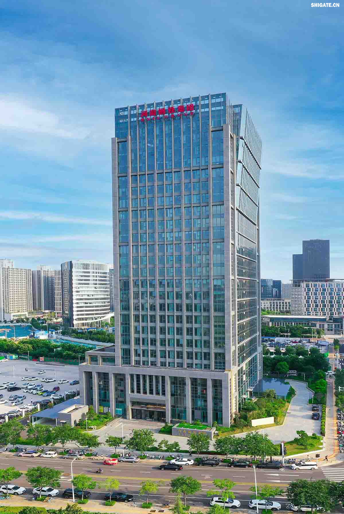 111.jpg 河南鋼鐵集團(tuán)鄭州總部    河南鋼鐵集團(tuán)有限公司（以下簡稱河南鋼鐵集團(tuán)）2023年3月1日注冊(cè)成立，注冊(cè)資本為人民幣200億元，旗下有安鋼股份公司、周口鋼鐵公司（周鋼）、洛陽銅加工集團(tuán)、舞陽礦業(yè)公司等子企業(yè)。薄學(xué)斌同志任董事長。河南鋼鐵集團(tuán)是省委、省政府為推動(dòng)全省鋼鐵產(chǎn)業(yè)轉(zhuǎn)型提質(zhì)、結(jié)構(gòu)調(diào)整和布局優(yōu)化，而作出的重大決策。河南鋼鐵集團(tuán)的核心企業(yè)安鋼始建于1958年，是新中國第一批重點(diǎn)建設(shè)的鋼鐵企業(yè)，為河南經(jīng)濟(jì)社會(huì)發(fā)展作出了不可磨滅的歷史性貢獻(xiàn)。2023年12月，洛陽銅加工集團(tuán)有限責(zé)任公司加入集團(tuán)大家庭，開啟了全省鋼鐵、有色產(chǎn)業(yè)融合發(fā)展新征程；2024年7月，集團(tuán)進(jìn)入省管重要骨干企業(yè)序列，肩負(fù)起帶動(dòng)全省鋼鐵產(chǎn)業(yè)轉(zhuǎn)型提質(zhì)、結(jié)構(gòu)調(diào)整、布局優(yōu)化和推進(jìn)全省鋼鋁銅鎂融合發(fā)展的重要使命。  新的歷史時(shí)期，河南鋼鐵集團(tuán)深入學(xué)習(xí)貫徹習(xí)近平總書記關(guān)于建設(shè)現(xiàn)代化產(chǎn)業(yè)體系的重要論述，主動(dòng)扛起引領(lǐng)帶動(dòng)全省鋼鐵產(chǎn)業(yè)和有色產(chǎn)業(yè)高質(zhì)量發(fā)展的責(zé)任擔(dān)當(dāng)，明確了今后一個(gè)時(shí)期“1356”發(fā)展格局，構(gòu)畫了未來發(fā)展的大方向、大路子。按照“穩(wěn)住基本盤、邁向中高端、搶占新賽道”的發(fā)展路徑和“一年打基礎(chǔ)、三年上臺(tái)階、五年創(chuàng)一流”階段目標(biāo)，堅(jiān)持高端化、智能化、綠色化，向特鋼轉(zhuǎn)型，向先進(jìn)合金材料轉(zhuǎn)型，著力打造效益一流、產(chǎn)品一流、技術(shù)一流、品牌一流、環(huán)境一流、管理一流，營業(yè)收入、資產(chǎn)規(guī)模均達(dá)千億級(jí)，具有國際影響力、國內(nèi)一流競爭力、區(qū)域最強(qiáng)帶動(dòng)力的現(xiàn)代化冶金產(chǎn)業(yè)集團(tuán)。