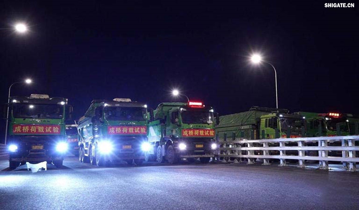 6月16日22時(shí)，世界最大跨度斜拉橋——常泰長(zhǎng)江大橋燈火通明，車聲轟鳴，一場(chǎng)通車前的“極限挑戰(zhàn)”正緊張進(jìn)行。30輛總重達(dá)1200噸的四軸加載車，分批列隊(duì)駛上橋面預(yù)先劃定的?？奎c(diǎn)，并由提前布置在橋梁各關(guān)鍵部位的869個(gè)傳感器開(kāi)展實(shí)時(shí)監(jiān)測(cè)，采集測(cè)試數(shù)據(jù)。由此，大橋跨江公鐵合建段主橋橋梁荷載試驗(yàn)全面啟動(dòng)。    AA1GQ79M.jpg    這次荷載試驗(yàn)覆蓋范圍具體包括1座主跨1208米斜拉橋、2座主跨388米鋼桁拱專用航道橋、1座非通航道孔橋以及南北兩座引橋，共設(shè)計(jì)119個(gè)靜載工況和111個(gè)動(dòng)載工況。其中，最大對(duì)稱靜力加載工況將動(dòng)用110輛四軸加載車，總重達(dá)4400噸。試驗(yàn)將持續(xù)一周，分五個(gè)階段進(jìn)行。試驗(yàn)首日在錄安洲非通航孔橋和常州側(cè)公鐵合建段引橋?qū)嵤? 常泰長(zhǎng)江大橋是連通常州與泰興的跨江通道，是長(zhǎng)江上首座集高速公路、城際鐵路和普通公路三種功能于一體的雙層復(fù)合型橋梁，計(jì)劃于今年年內(nèi)基本建成。它的上層為雙向六車道高速公路，下層為雙線城際鐵路和普通公路。如此復(fù)雜的結(jié)構(gòu)，如何確保它在未來(lái)百年服役中安全可靠？答案就藏在荷載試驗(yàn)中。    AA1GQduQ.jpg    荷載試驗(yàn)堪稱橋梁通車前的“綜合大考”，是確保橋梁安全運(yùn)營(yíng)的“體檢報(bào)告”。江蘇省交通工程建設(shè)局常泰長(zhǎng)江大橋建設(shè)指揮部現(xiàn)場(chǎng)常務(wù)副指揮長(zhǎng)夏鵬飛介紹，“荷載試驗(yàn)是檢測(cè)橋梁結(jié)構(gòu)安全和承載能力的重要手段，通過(guò)科學(xué)的加載測(cè)試和數(shù)據(jù)采集分析，驗(yàn)證實(shí)際成橋狀態(tài)與理論設(shè)計(jì)的鍥合度，確保常泰長(zhǎng)江大橋運(yùn)營(yíng)安全。”考慮到大橋主體采用鋼結(jié)構(gòu)和鋼-混凝土組合結(jié)構(gòu)，為最大限度減少晝夜溫差對(duì)測(cè)試數(shù)據(jù)的影響，所有試驗(yàn)均安排在夜間實(shí)施。  通過(guò)一系列科學(xué)嚴(yán)謹(jǐn)?shù)暮奢d測(cè)試，這座世界級(jí)多功能大橋的實(shí)際性能將得到充分檢驗(yàn)，為常泰長(zhǎng)江大橋后續(xù)安全通車運(yùn)營(yíng)提供至關(guān)重要的數(shù)據(jù)支撐。