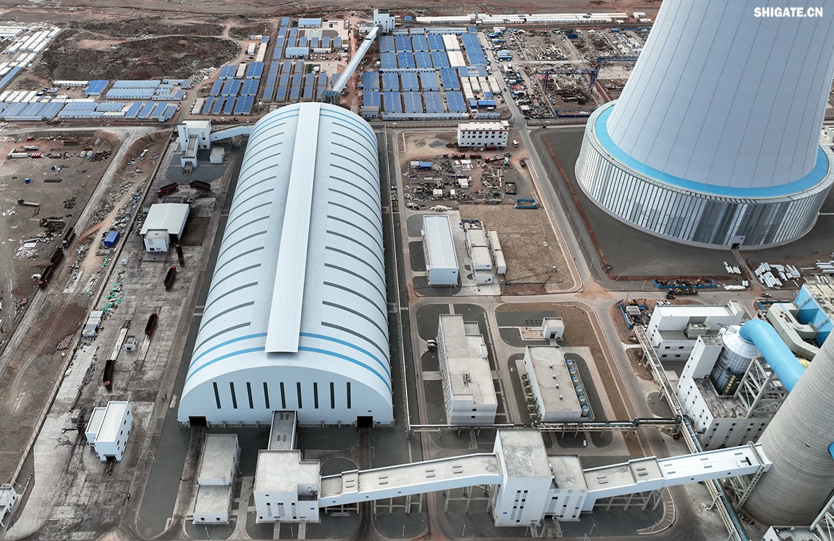9月4日，我國首個(gè)“沙戈荒”新能源外送基地——新疆華電哈密2×100萬千瓦煤電項(xiàng)目建成投產(chǎn)，經(jīng)過為期半個(gè)多月試運(yùn)行，狀況良好。在該項(xiàng)目建設(shè)過程中，河鋼集團(tuán)舞鋼公司高端容器鋼板替代進(jìn)口，獨(dú)家用于項(xiàng)目所需國內(nèi)首批100萬千瓦高效超超臨界純?nèi)夹陆邏A煤鍋爐等核心設(shè)備的制作，為國家重點(diǎn)新能源項(xiàng)目建設(shè)作出突出貢獻(xiàn)。    新疆華電哈密2×100萬千瓦煤電項(xiàng)目是國家十四五重點(diǎn)能源項(xiàng)目，新疆天山北麓戈壁能源基地重要組成部分，也是我國首個(gè)“沙戈荒”新能源外送基地首批機(jī)組和“疆電入渝”首批電源項(xiàng)目。新疆天山北麓戈壁能源基地通過“風(fēng)光火熱儲一體化”模式，推動新能源高比例外送，對優(yōu)化電力資源配置、促進(jìn)區(qū)域協(xié)調(diào)發(fā)展具有重要意義。    640.jpg     河鋼集團(tuán)舞鋼公司依靠科技創(chuàng)新和技術(shù)進(jìn)步，不斷提升核心競爭力。圍繞市場和客戶需求，在產(chǎn)品創(chuàng)新上下足功夫，做到研發(fā)一代、生產(chǎn)一代、儲備一代，加快鋼鐵產(chǎn)品由“原料級”向“材料級”轉(zhuǎn)變，不斷提升產(chǎn)品價(jià)值和客戶服務(wù)能力。針對項(xiàng)目方要樹立“戈壁綠電新標(biāo)桿”的理念，河鋼集團(tuán)舞鋼公司與參建單位聯(lián)合，為其生產(chǎn)項(xiàng)目核心關(guān)鍵設(shè)備提供所需鋼板。在生產(chǎn)過程中，科技人員創(chuàng)新工藝，在冶煉、軋鋼環(huán)節(jié)增加3項(xiàng)附加要求，嚴(yán)格跟蹤工藝執(zhí)行，攻克了鋼板表面質(zhì)量易波動等行業(yè)難題，確保了鋼板各項(xiàng)指標(biāo)完全滿足客戶需求并按期交付。    新疆華電哈密2×100 萬千瓦煤電項(xiàng)目是國家“十四五” 重點(diǎn)能源項(xiàng)目，也是“疆電入渝”工程的重要配套電源。項(xiàng)目位于哈密三塘湖戈壁腹地，規(guī)劃裝機(jī)容量200萬千瓦。江西水電承建了該項(xiàng)目輸煤系統(tǒng)建筑安裝工程，包括輸煤棧橋、轉(zhuǎn)運(yùn)站、碎煤機(jī)室等關(guān)鍵設(shè)施。自2024年4月開工以來，面對施工現(xiàn)場自然環(huán)境惡劣和緊張工期等諸多不利因素，江西水電項(xiàng)目團(tuán)隊(duì)齊心協(xié)力、迎難而上，精心組織、科學(xué)管理，統(tǒng)籌抓好安全、質(zhì)量和進(jìn)度，全力推動項(xiàng)目建設(shè)，確保了輸煤系統(tǒng)全線設(shè)備安裝、調(diào)試工作順利完成，為機(jī)組燃煤供應(yīng)提供了可靠保障，為首臺機(jī)組投產(chǎn)奠定了堅(jiān)實(shí)基礎(chǔ)。    b1e903722c7a4f6b8aa0be1839829f67.jpg    在項(xiàng)目建設(shè)過程中，江西水電項(xiàng)目團(tuán)隊(duì)始終堅(jiān)持高標(biāo)準(zhǔn)、嚴(yán)要求，積極與各參建單位協(xié)同作戰(zhàn)，克服了一個(gè)又一個(gè)技術(shù)難題。特別是在1號機(jī)組順利通過168小時(shí)試運(yùn)行后，項(xiàng)目團(tuán)隊(duì)乘勝追擊，加快推進(jìn)2號機(jī)組建設(shè)，僅用兩個(gè)月時(shí)間就實(shí)現(xiàn)了2號機(jī)組的投產(chǎn)，安全、優(yōu)質(zhì)、高效地完成了既定目標(biāo)，實(shí)現(xiàn)年內(nèi)1號、2號機(jī)組雙投。    據(jù)了解，新疆華電哈密 2×100 萬千瓦煤電項(xiàng)目采用了國產(chǎn)高效超超臨界間接空冷燃煤機(jī)組，配套建設(shè)了封閉式煤場和210米高鋼結(jié)構(gòu)間冷塔，具有顯著的技術(shù)優(yōu)勢和環(huán)保效益。投產(chǎn)后，該項(xiàng)目每年預(yù)計(jì)可向重慶輸送電力超360億千瓦時(shí)，并支撐建設(shè)1020萬千瓦新能源項(xiàng)目，每年新增綠電249億千瓦時(shí)，在保障能源供應(yīng)的同時(shí)，為我國碳達(dá)峰碳中和目標(biāo)的實(shí)現(xiàn)貢獻(xiàn)積極力量。