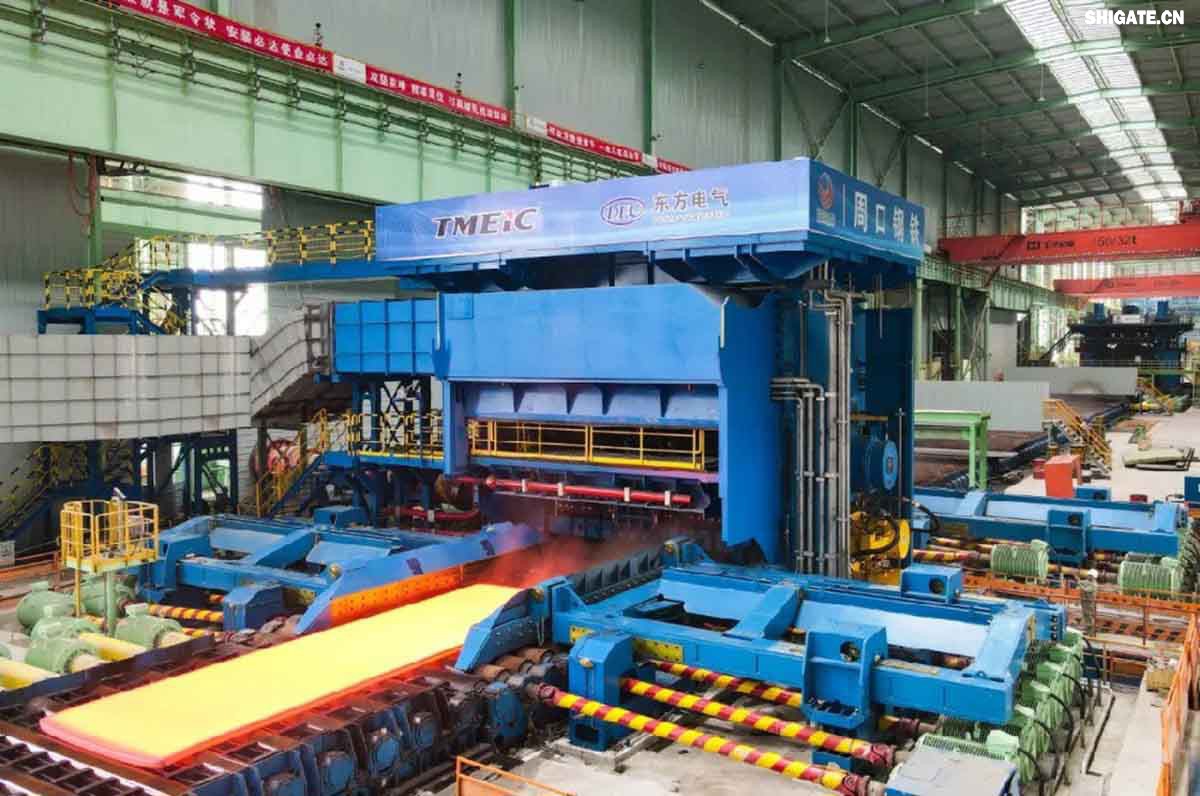 6月1日，河南鋼鐵集團(tuán)周口基地簡稱（周鋼）二期寬厚板項目控制中心迎來重要里程碑：當(dāng)操作員按下5500mm精軋機(jī)的軋制按鈕，通紅的鋼板如熔金般奔騰穿過軋輥，標(biāo)志著5500mm軋機(jī)熱試圓滿成功。這一震撼場景與5月31日RH真空精煉爐、熱處理線熱試成功交相輝映，正式宣告世界首條“5600mm+5500mm雙超寬機(jī)架”寬厚板生產(chǎn)線全線貫通！生產(chǎn)線總長度達(dá)到1.4公里，構(gòu)成了國內(nèi)已知最長的寬厚板軋鋼車間，連接了近20個精密工序，深基坑群實現(xiàn)了全線的貫通布局。至此，河南鋼鐵集團(tuán)強(qiáng)勢躋身全球高端鋼鐵制造“第一梯隊”，其高端化、智能化、綠色化發(fā)展及特鋼轉(zhuǎn)型進(jìn)程由此開啟全新篇章！  6月1日，河南鋼鐵集團(tuán)周口基地二期寬厚板項目控制中心迎來重要里程碑：當(dāng)操作員按下5500mm精軋機(jī)的軋制按鈕，通紅的鋼板如熔金般奔騰穿過軋輥，標(biāo)志著5500mm軋機(jī)熱試圓滿成功。這一震撼場景與5月31日RH真空精煉爐、熱處理線熱試成功交相輝映，正式宣告世界首條“5600mm+5500mm雙超寬機(jī)架”寬厚板生產(chǎn)線全線貫通！至此，河南鋼鐵集團(tuán)強(qiáng)勢躋身全球高端鋼鐵制造“第一梯隊”，其高端化、智能化、綠色化發(fā)展及特鋼轉(zhuǎn)型進(jìn)程由此開啟全新篇章！  51d4905bcb7b4c2dd850245e3f679bb4.jpg  這一里程碑時刻，不僅彰顯了河南鋼鐵集團(tuán)的高端制造實力，更以硬核數(shù)據(jù)構(gòu)筑起強(qiáng)勁的市場競爭力。全球唯一一條由5600mm超寬軋機(jī)與5500mm精軋機(jī)組成的超強(qiáng)產(chǎn)線，可軋制寬度達(dá)5300mm、厚度至300mm的船舶級巨板，徹底突破超寬幅特種鋼板的產(chǎn)能瓶頸。其中，RH真空精煉爐年處理鋼水能力達(dá)180萬噸，單爐最大處理量170噸，以高效穩(wěn)定的精煉能力為高端鋼材純凈度筑牢根基。熱處理爐與淬火機(jī)系統(tǒng)更展現(xiàn)出頂尖加工水準(zhǔn)：熱處理爐可處理厚度6-150mm、寬度900-5300mm、長度3-26米的鋼板，最大板重45噸；淬火機(jī)采用多段輥壓式設(shè)計，凈寬5700mm，針對26米超長鋼板實現(xiàn)1-60米/分的精準(zhǔn)控溫淬火，年處理高端板材15.4萬噸，覆蓋正火、淬火+回火等全流程工藝，通過精準(zhǔn)控溫提升產(chǎn)品硬度、強(qiáng)度，改善耐磨性與耐蝕性等關(guān)鍵性能，為橋梁鋼、容器鋼、建筑結(jié)構(gòu)鋼等高端產(chǎn)品布局提供強(qiáng)力支撐。  640.jpg  該生產(chǎn)線聚焦海工用鋼、風(fēng)電塔筒板、超高壓容器板等戰(zhàn)略產(chǎn)品，實現(xiàn)從巨輪龍骨（5300mm寬板）到百米風(fēng)機(jī)塔筒（150mm厚板）的全尺寸覆蓋，助力河南省高端制造向全球產(chǎn)業(yè)鏈頂峰跨越。  這一里程碑時刻，不僅彰顯了河南鋼鐵集團(tuán)的高端制造實力，更以硬核數(shù)據(jù)構(gòu)筑起強(qiáng)勁的市場競爭力。全球唯一一條由5600mm超寬軋機(jī)與5500mm精軋機(jī)組成的超強(qiáng)產(chǎn)線，可軋制寬度達(dá)5300mm、厚度至300mm的船舶級巨板，徹底突破超寬幅特種鋼板的產(chǎn)能瓶頸。其中，RH真空精煉爐年處理鋼水能力達(dá)180萬噸，單爐最大處理量170噸，以高效穩(wěn)定的精煉能力為高端鋼材純凈度筑牢根基。熱處理爐與淬火機(jī)系統(tǒng)更展現(xiàn)出頂尖加工水準(zhǔn)：熱處理爐可處理厚度6-150mm、寬度900-5300mm、長度3-26米的鋼板，最大板重45噸；淬火機(jī)采用多段輥壓式設(shè)計，凈寬5700mm，針對26米超長鋼板實現(xiàn)1-60米/分的精準(zhǔn)控溫淬火，年處理高端板材15.4萬噸，覆蓋正火、淬火+回火等全流程工藝，通過精準(zhǔn)控溫提升產(chǎn)品硬度、強(qiáng)度，改善耐磨性與耐蝕性等關(guān)鍵性能，為橋梁鋼、容器鋼、建筑結(jié)構(gòu)鋼等高端產(chǎn)品布局提供強(qiáng)力支撐。  1749170885283798.jpg  上圖為周鋼大門    6月1日，河南鋼鐵集團(tuán)周口基地簡稱（周鋼）二期寬厚板項目控制中心迎來重要里程碑：當(dāng)操作員按下5500mm精軋機(jī)的軋制按鈕，通紅的鋼板如熔金般奔騰穿過軋輥，標(biāo)志著5500mm軋機(jī)熱試圓滿成功。這一震撼場景與5月31日RH真空精煉爐、熱處理線熱試成功交相輝映，正式宣告世界首條“5600mm+5500mm雙超寬機(jī)架”寬厚板生產(chǎn)線全線貫通！  超寬生產(chǎn)線    該生產(chǎn)線聚焦海工用鋼、風(fēng)電塔筒板、超高壓容器板等戰(zhàn)略產(chǎn)品，實現(xiàn)從巨輪龍骨（5300mm寬板）到百米風(fēng)機(jī)塔筒（150mm厚板）的全尺寸覆蓋，助力河南省高端制造向全球產(chǎn)業(yè)鏈頂峰跨越。